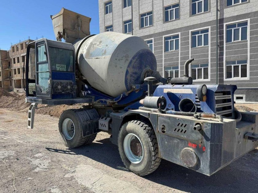 Самоходный бетоносмеситель с самозагрузкой