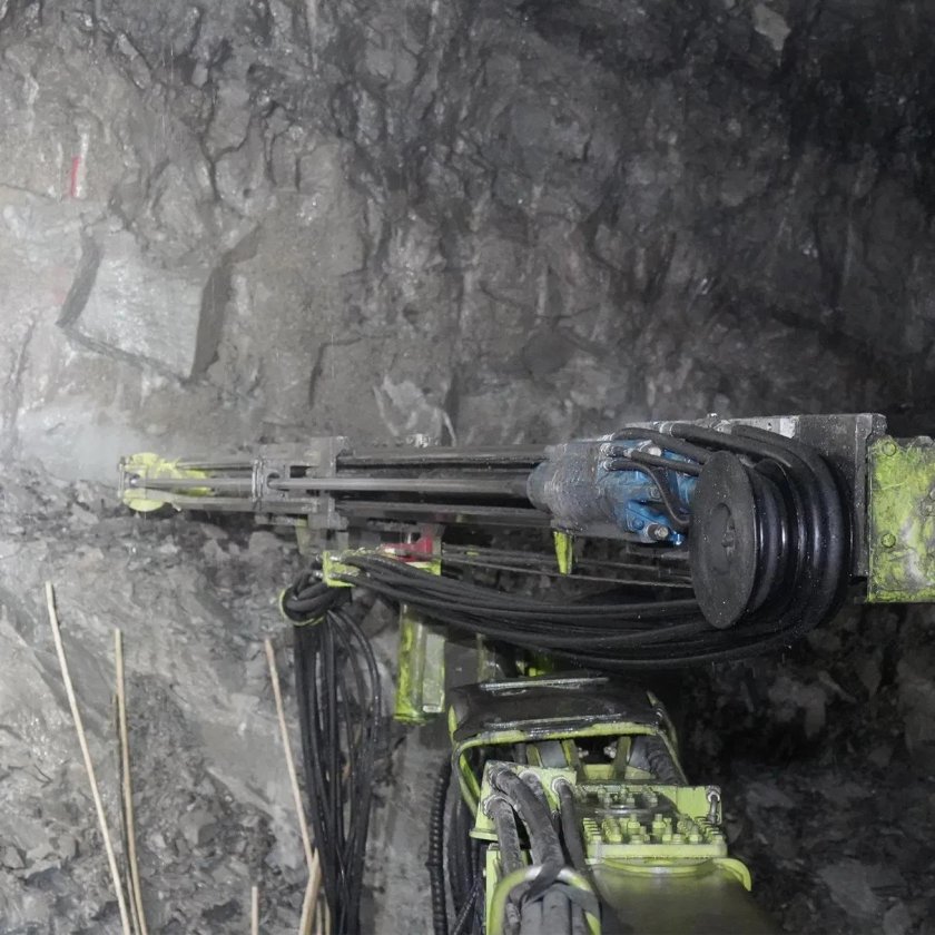 Бурение шпуров перфораторами в шахте