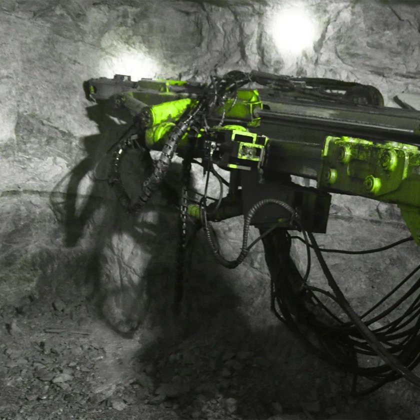 Бурение шпуров перфораторами в шахте