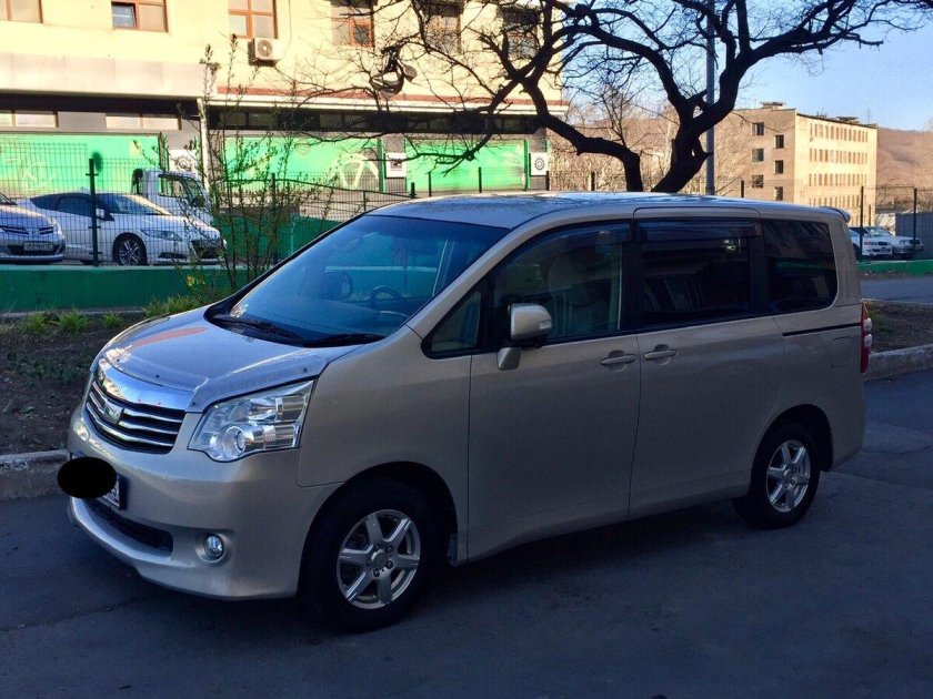 Toyota Noah 2010