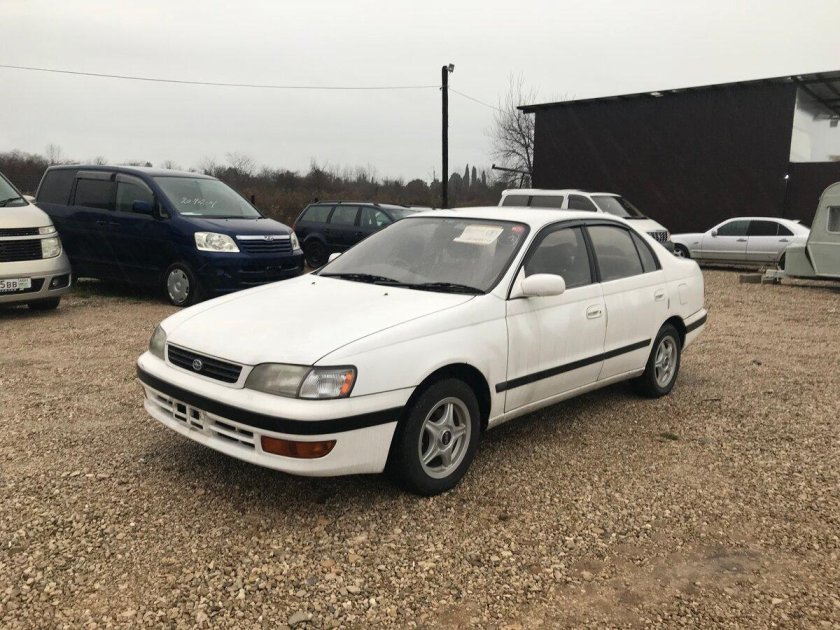 Праворульная Тойота с короной