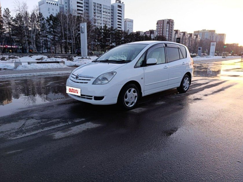 Тойота королла спасио 2003