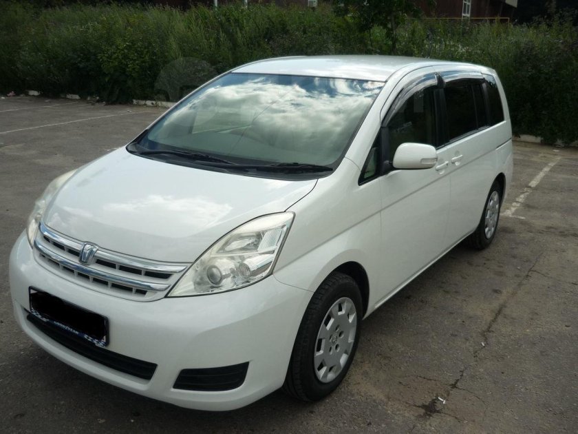 Тойота Исис 2010