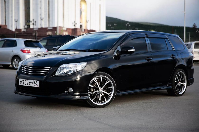 Черный Тойота Королла Филдер 161