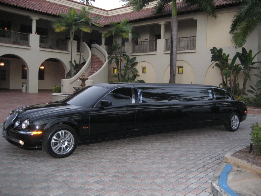 Lincoln Town car Limousine 200