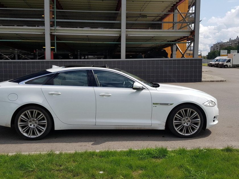 Ягуар XJ белый