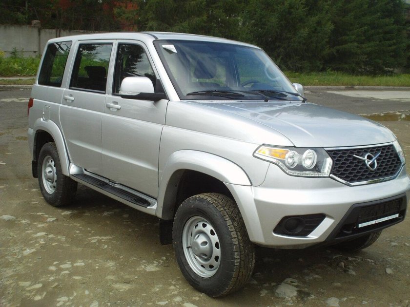 Серебристый УАЗ Патриот 2014