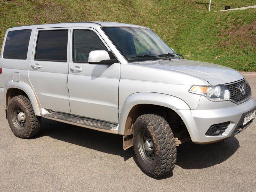 Серебристый УАЗ Патриот 2014