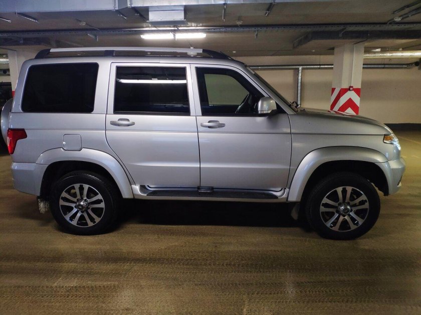 Серебристый УАЗ Патриот 2014