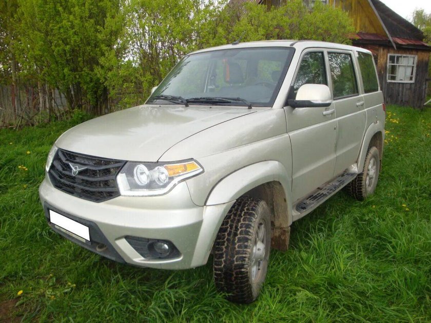 УАЗ Патриот золотистый