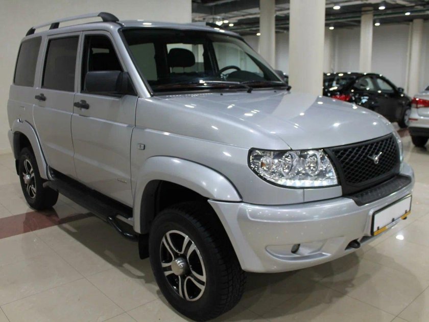 Серебристый УАЗ Патриот 2014