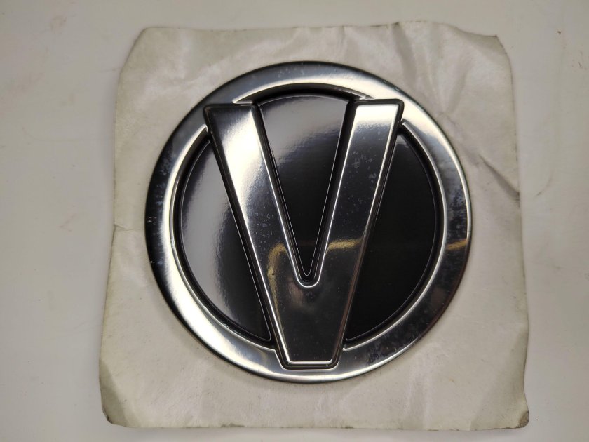 Эмблема решетки радиатора вортекс эстина