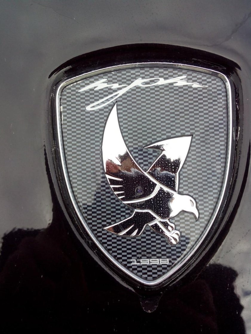 Марка машины с птицей на эмблеме