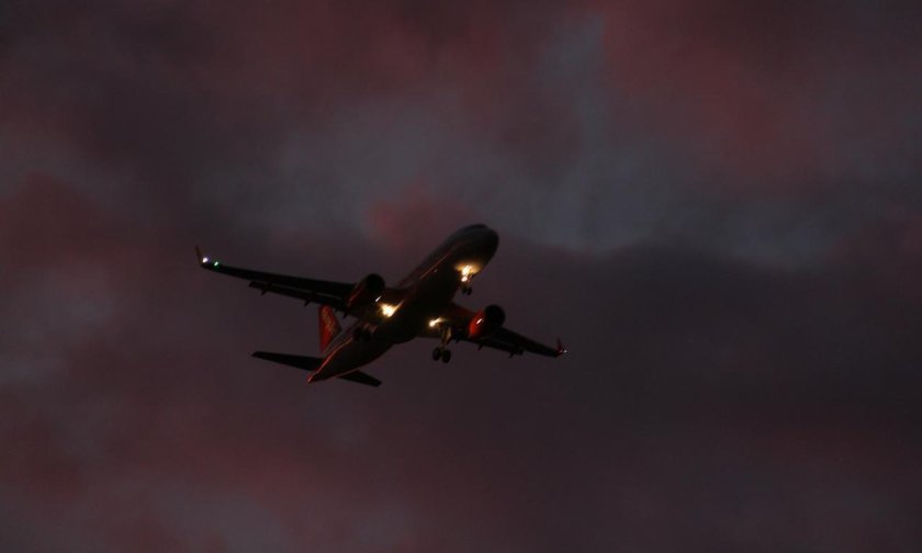 Самолет в ночном небе