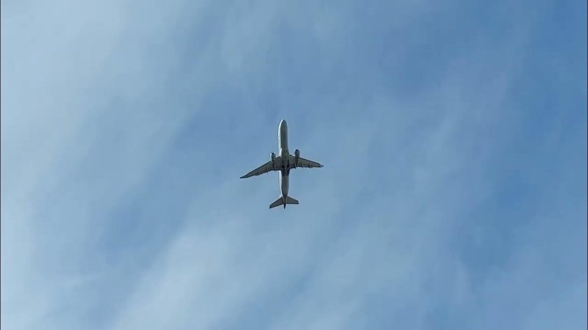 Самолет летит вид снизу