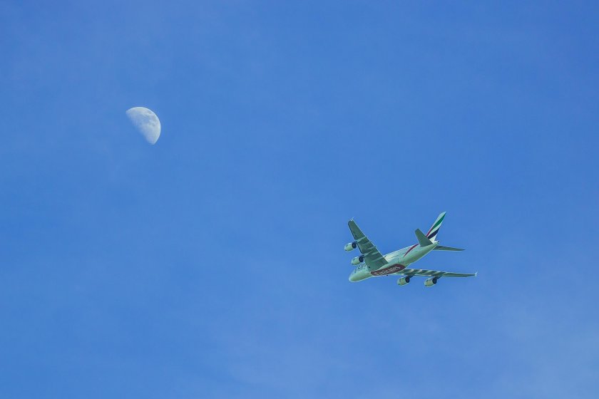 Самолет десанта в небе