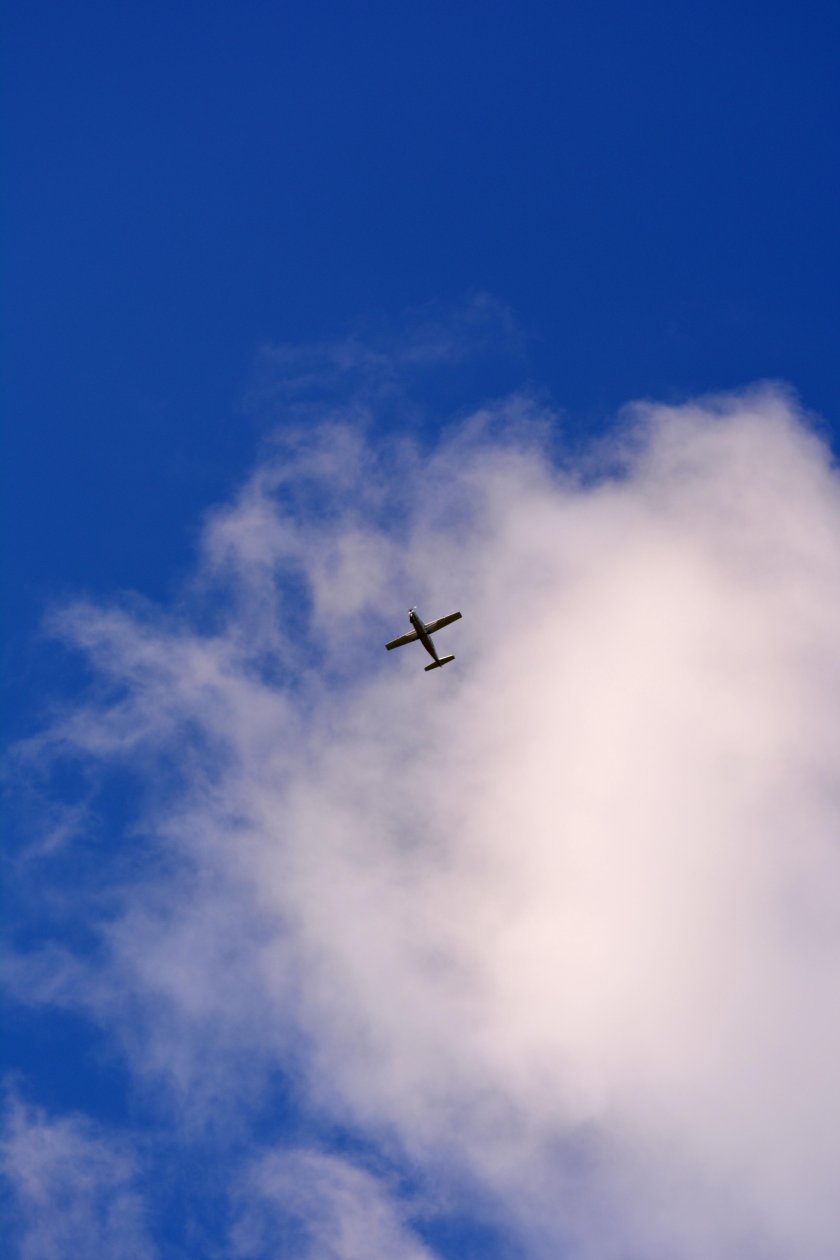 Самолёт высоко в небе