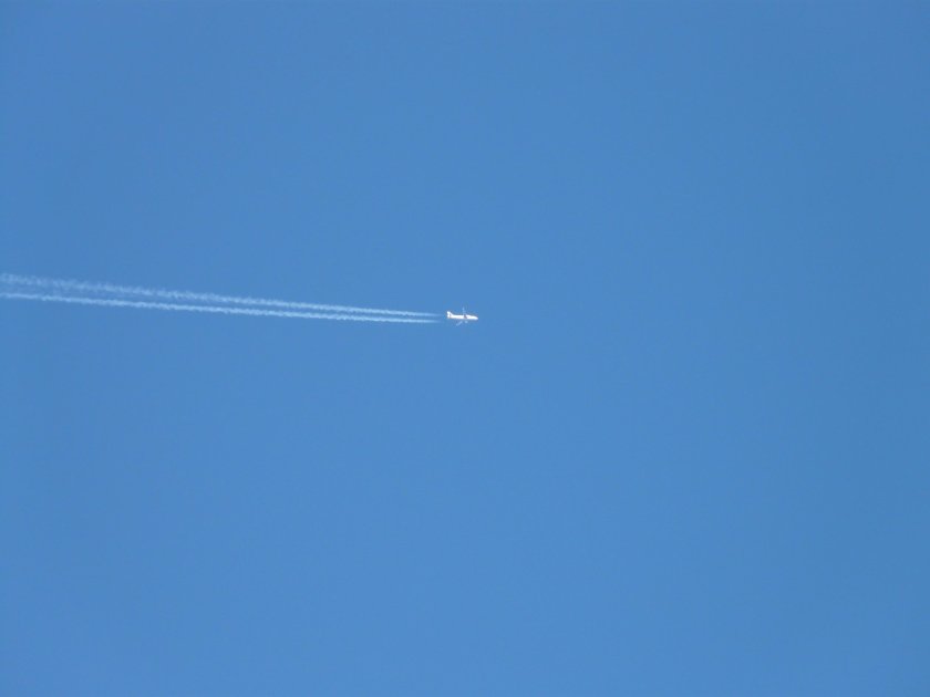 Самолет далеко в небе