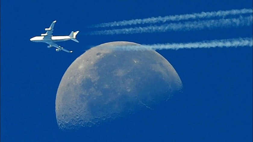 Самолет на фоне Луны