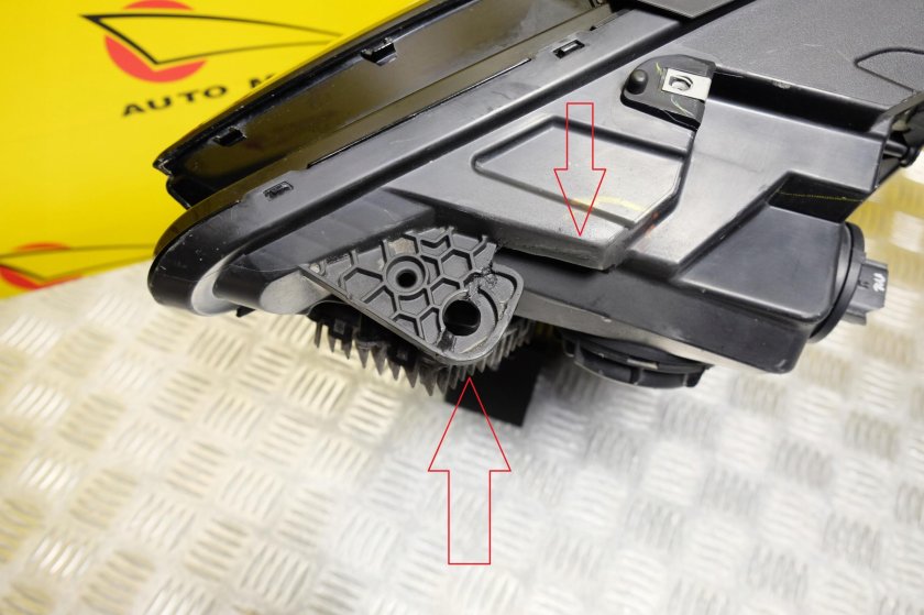 Фара переднего левого