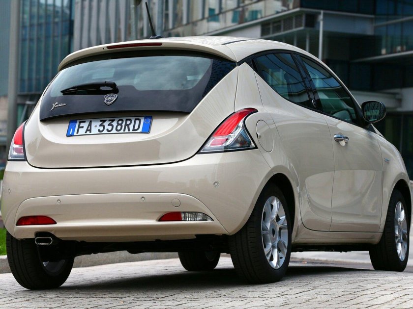 Машина Lancia Ypsilon