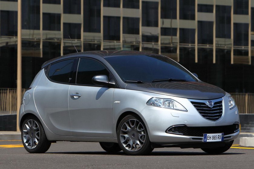 Машина Lancia Ypsilon