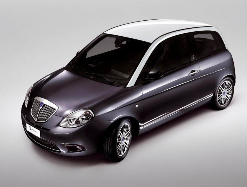 Машина Lancia Ypsilon
