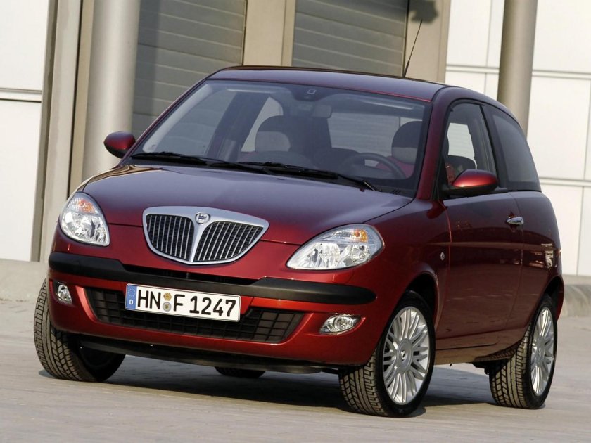 Машина Lancia Ypsilon