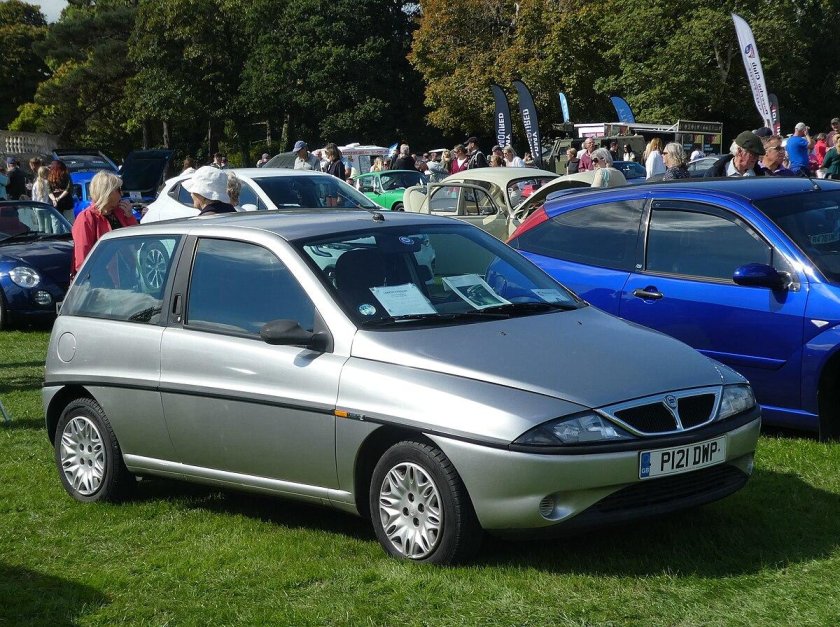 Lancia Ypsilon 1997 салон