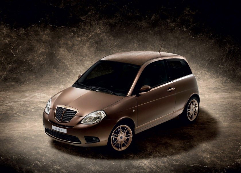 Машина Lancia Ypsilon