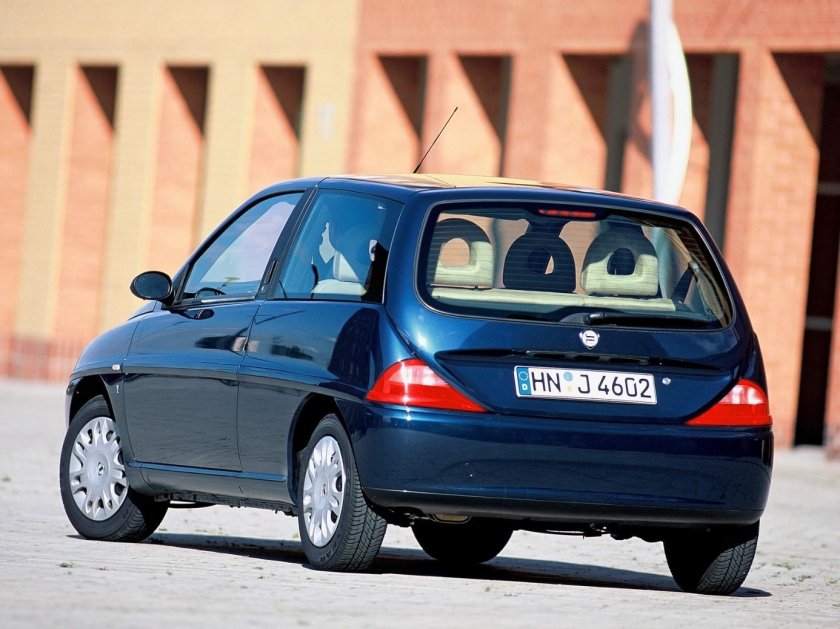 Лянча автомобиль 2000