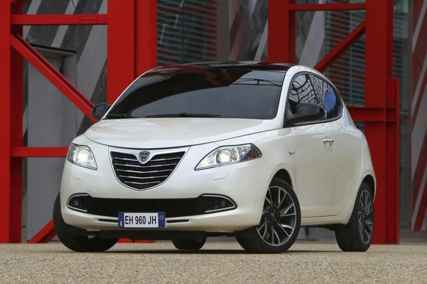 Машина Lancia Ypsilon