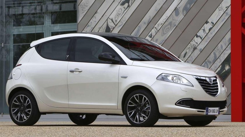 Машина lancia ypsilon