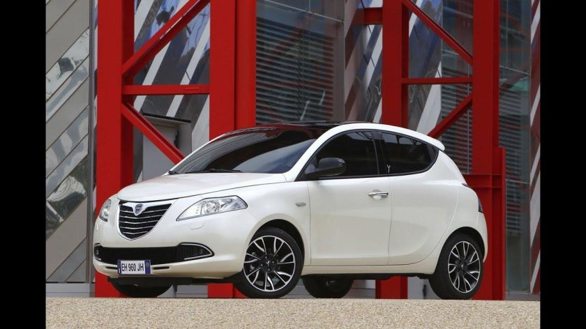 Машина lancia ypsilon