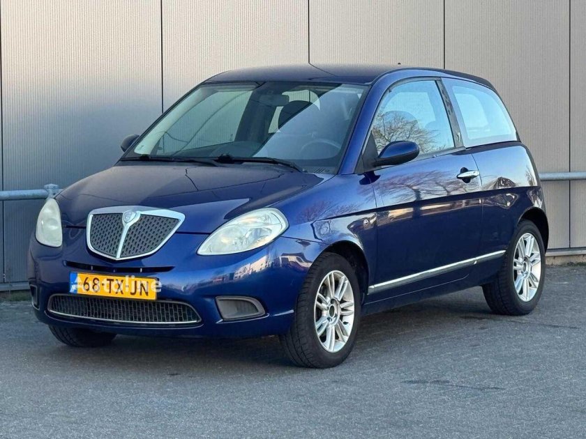 Автомобиль хэтчбек