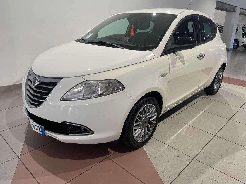 Крайслер ипсилон