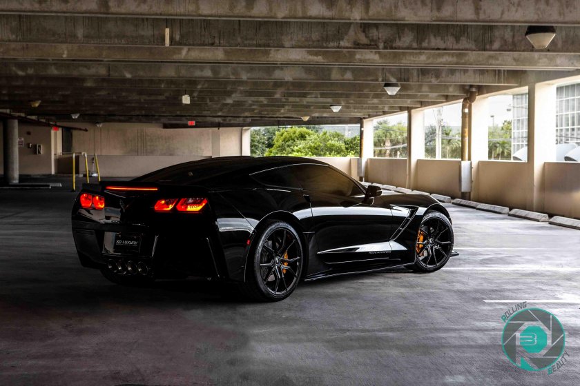 Чёрный Chevrolet Corvette c7