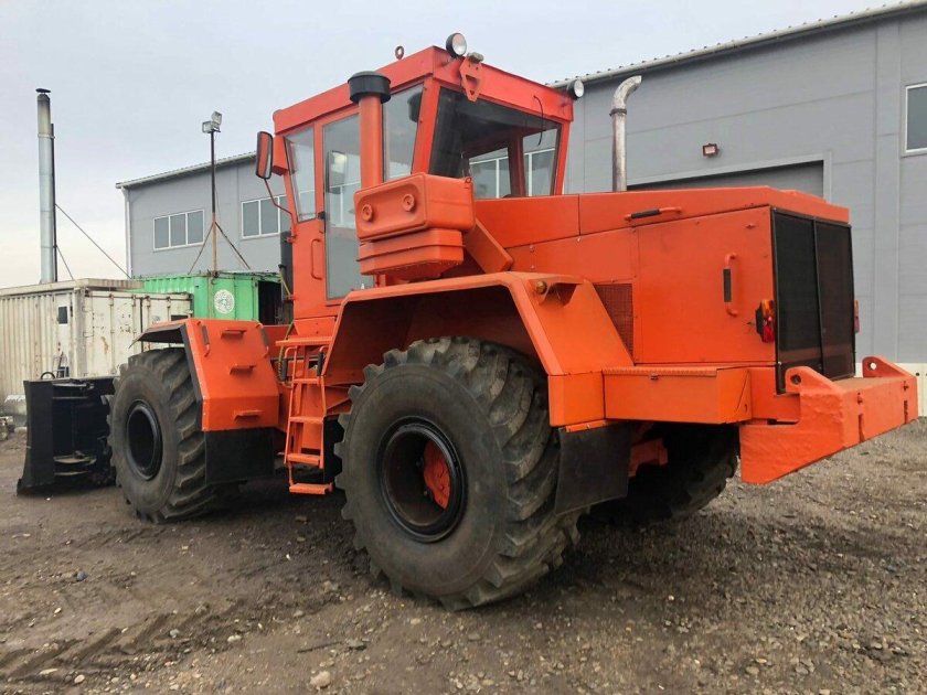 Колесный бульдозер к 702мба 01 БКУ