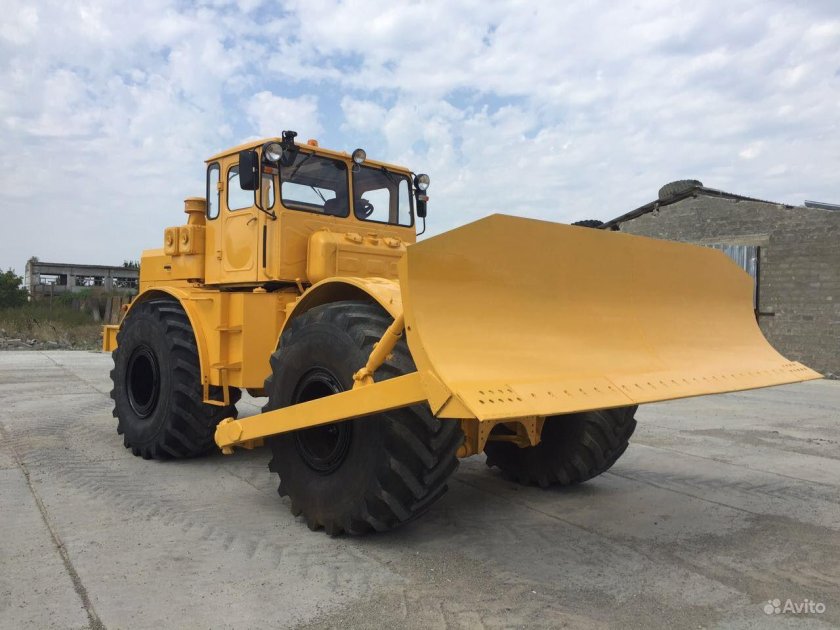 К 701 трактор с отвалом Кировец