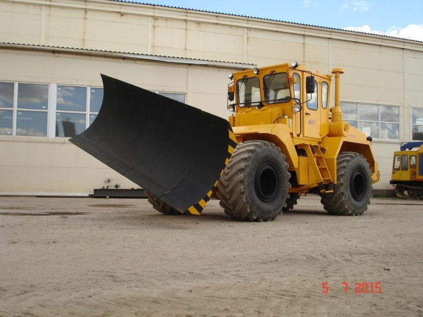 Колесный бульдозер ЧЕТРА