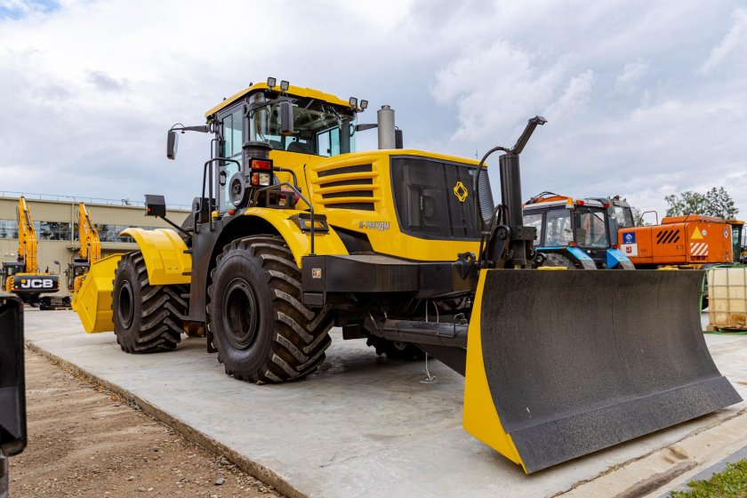 Фронтальный погрузчик Кировец к-708удм