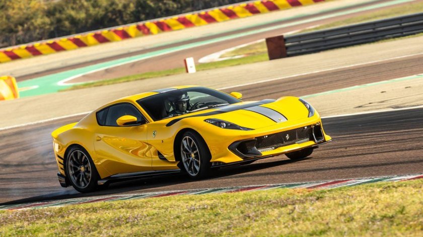 Феррари 812 Competizione