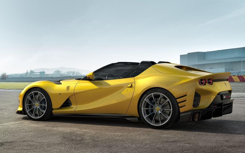 Феррари 812 Competizione