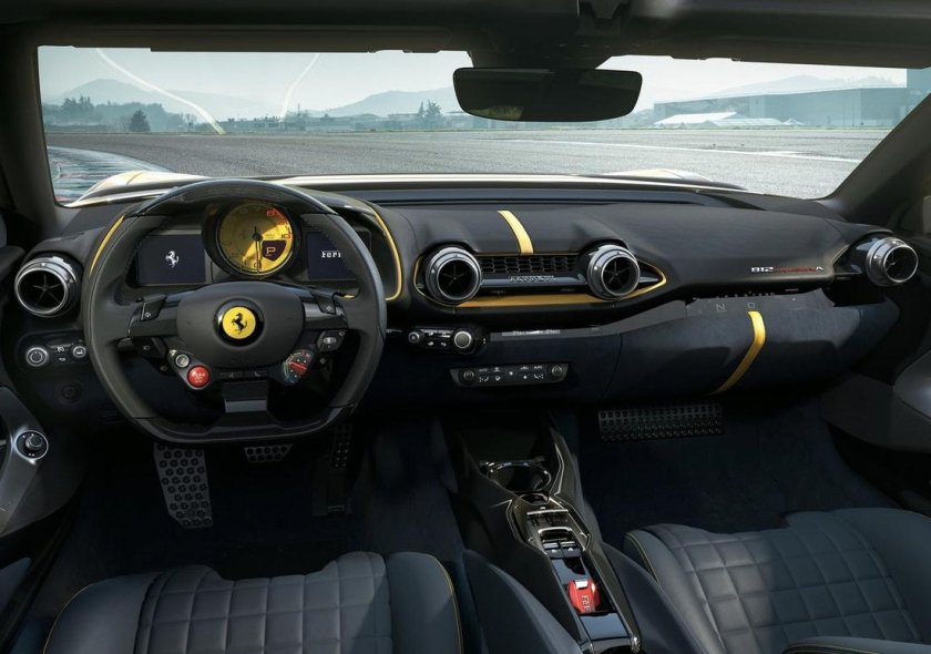 Ferrari 812 Competizione салон