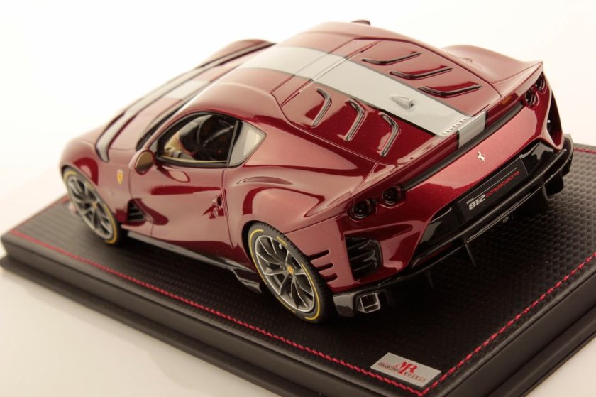 Феррари 812 Competizione