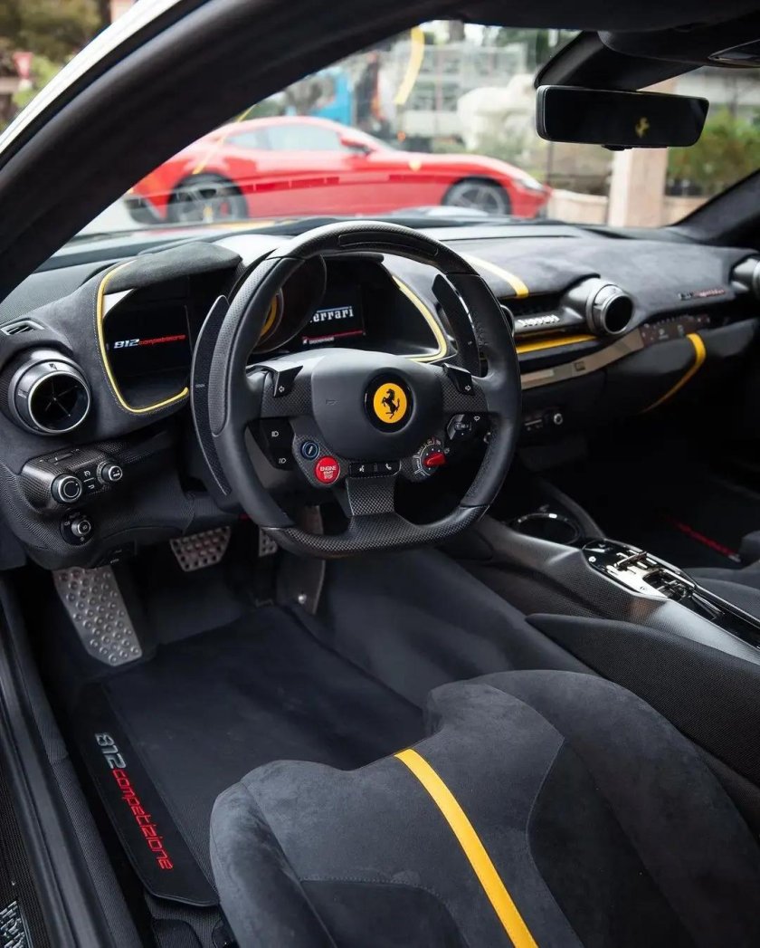 Феррари 812 Competizione