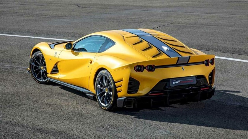 Феррари 812 Competizione