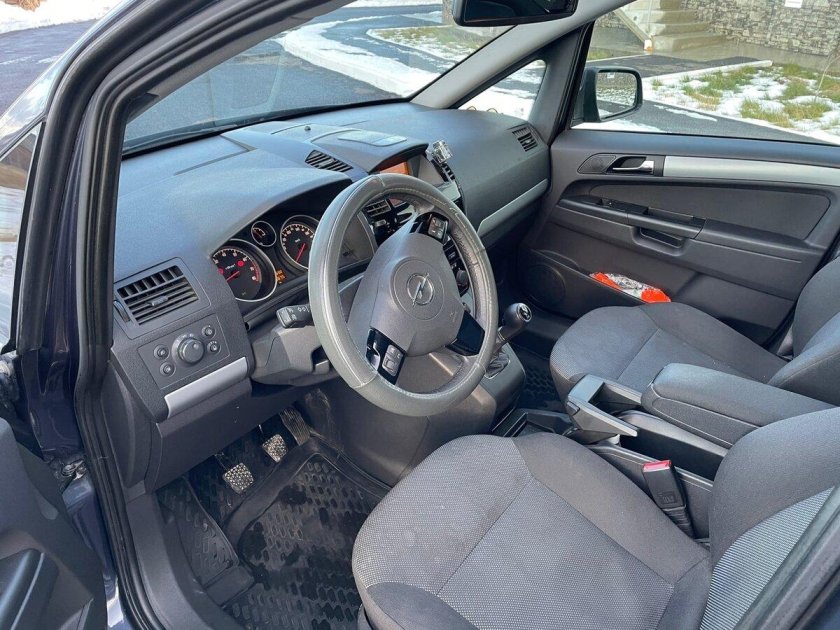 Опель Зафира 2011 года