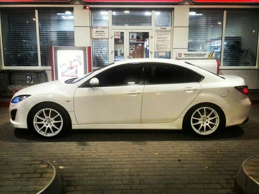 Бронзовый цвет дисков на белой мазде