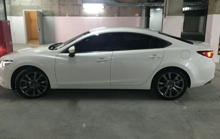 Белая Мазда 6 GH на 19 дисках